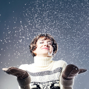 年轻漂亮的女孩欢喜雪来