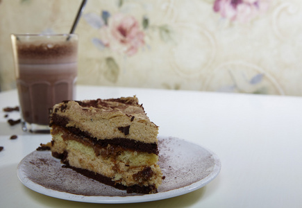 泡沫咖啡和巧克力蛋糕