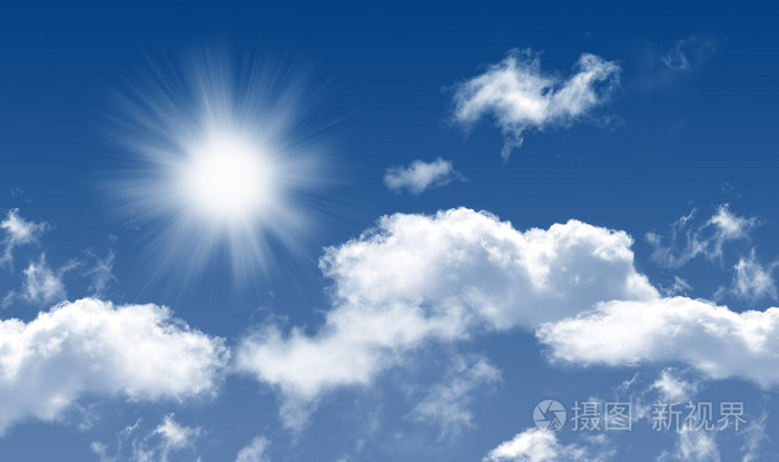 乌云和太阳的美丽的蓝色天空背景中的照片