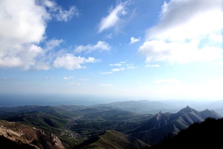 山对蓝蓝的天空。春天风景