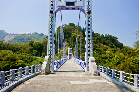 跨山的一座吊桥
