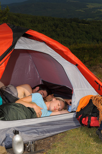 露营睡帐篷登山设备对年轻夫妇图片