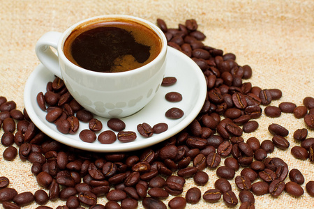 咖啡杯子和棕色豆背景