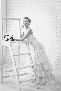 新娘穿着婚纱，带着鲜花和楼梯