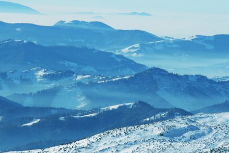 山剪影