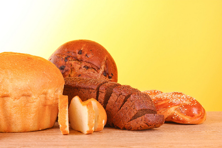 烤面包分类在黄色背景上