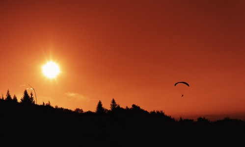 滑翔伞在日落
