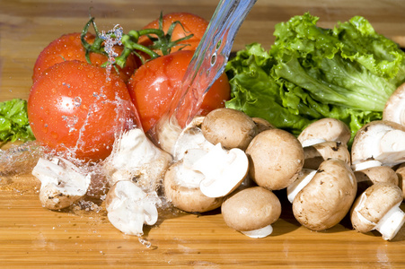 新鲜蔬菜和泼水插画