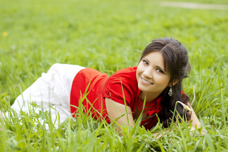 美丽的女孩躺在草地上