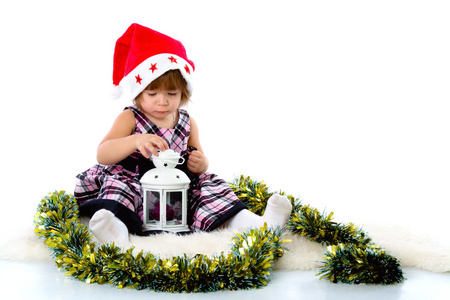 小女孩戴着圣诞老人帽子和玩的小玩意