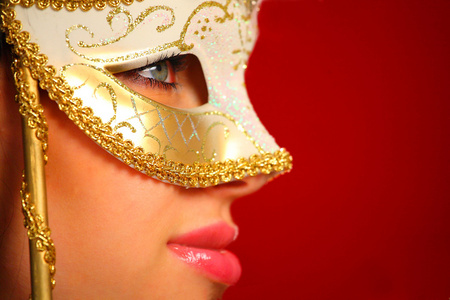 年轻女子戴着威尼斯面具