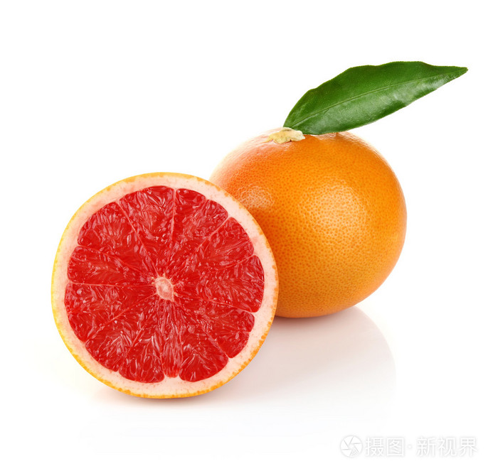 一个半葡萄柚与绿叶