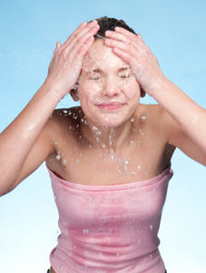 浴洗面临在冷水中的女孩图片