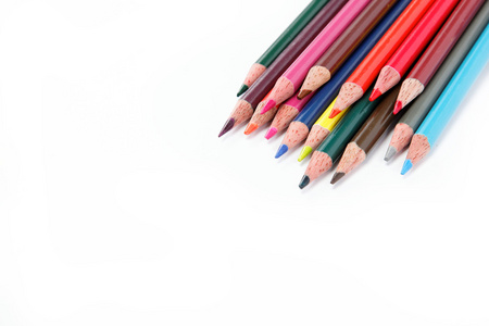 孤立在白色背景上的彩色铅笔