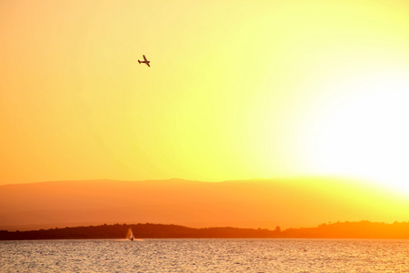 日落和飞机在湖