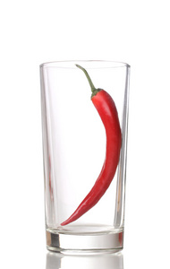 红热辣椒在玻璃上白色隔离