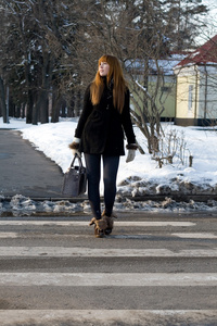 小女孩在冬天走在公园的肖像