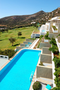 查看从豪华宾馆的高尔夫球场，克里特岛，希腊