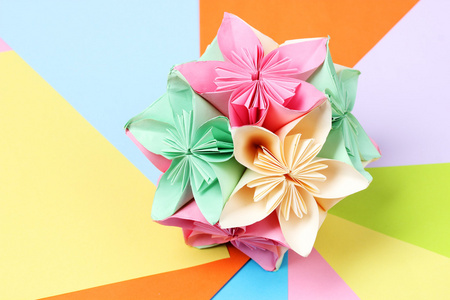 创辉折纸 kusudama 明亮纸张背景上