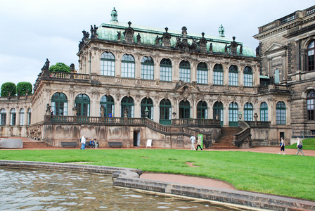 茨温格宫 der 德盛温格 是在德累斯顿，德国东部，建于巴洛克风格的宫殿。它充当橘园 展览馆和德累斯顿法院的节日舞台上