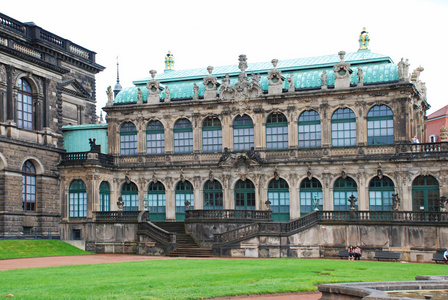 茨温格宫 der 德盛温格 是在德累斯顿，德国东部，建于巴洛克风格的宫殿。它充当橘园 展览馆和德累斯顿法院的节日舞台上