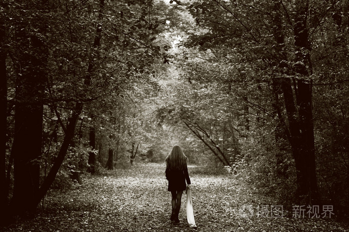 木道孤独悲伤的女人照片-正版商用图片19dlgz-摄图新