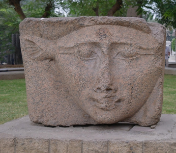 雕塑与开罗埃及象形文字