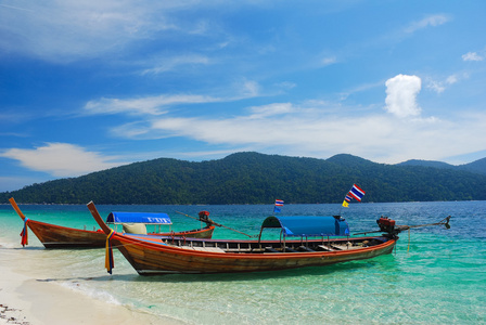 传统泰式长尾船在海滩 水疗岛 泰国
