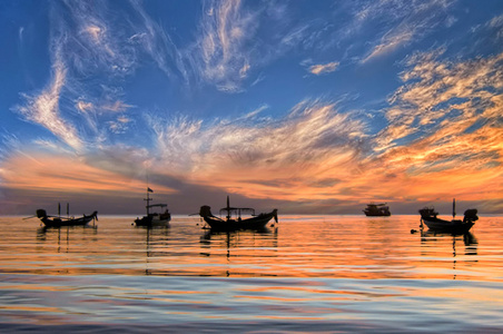 夕阳与热带海滩上的长尾船。柯涛岛，临屋区