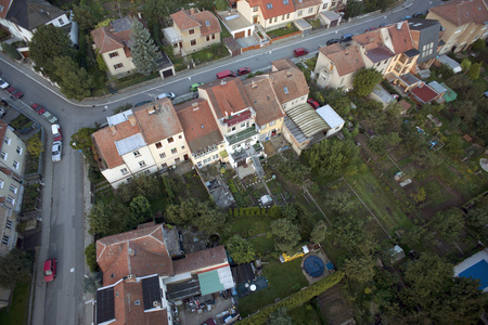 高度详细的空中城市视图与十字路口 道路 房屋