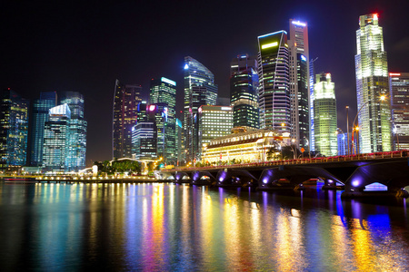 在晚上的新加坡城市景观