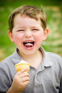 儿童笑边吃冰激淋
