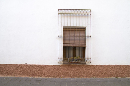 典型的西班牙窗口，白色的房子