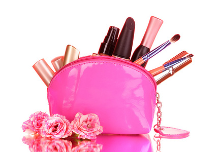 弥补与化妆品和粉红色背景画笔袋
