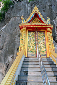 传统泰式寺碧武里，泰国在门上