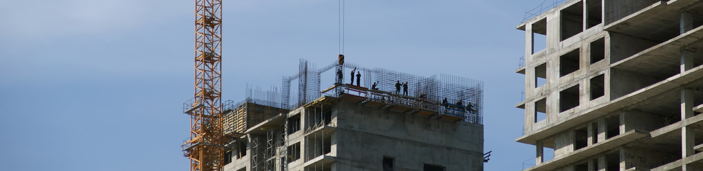 建筑起重机在建建筑的背景