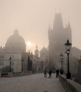 布拉格查理大桥在晨雾中