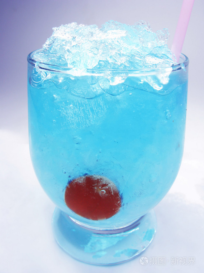酒精蓝柑酒鸡尾酒与樱桃