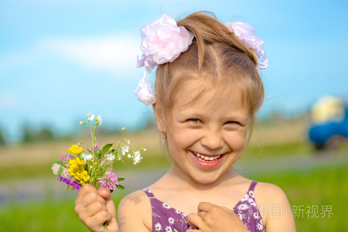 快乐的微笑女孩与花