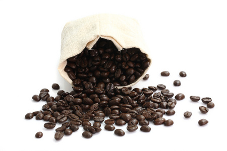 咖啡豆的帆布袋在白色背景上