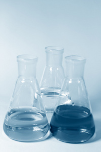 三个圆锥形化学玻璃器皿图片