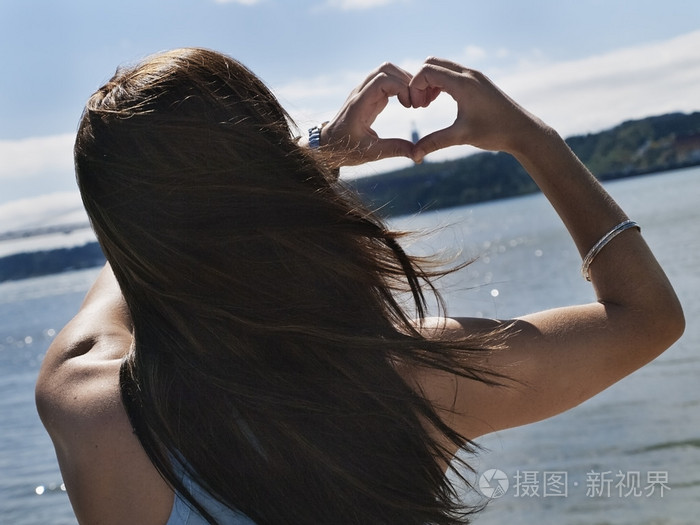 女人抱着她的手在心的形状