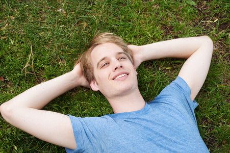 躺在草地的年轻男性