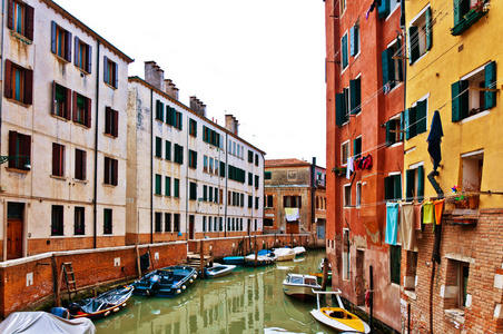 威尼斯，意大利运河 小船和房子