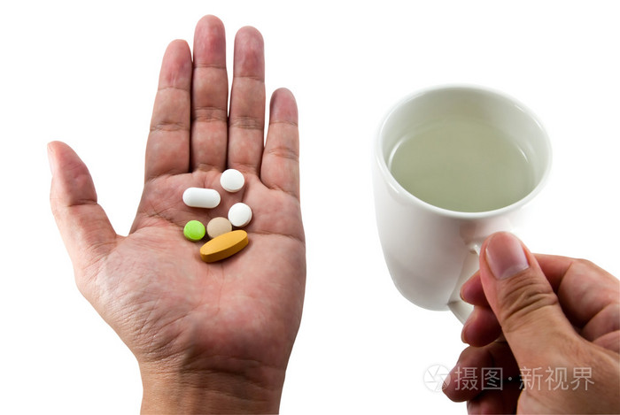 药片和水在手上白色隔离