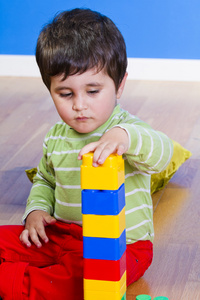 2 岁 小宝贝男孩玩玩具积木。有趣的教育