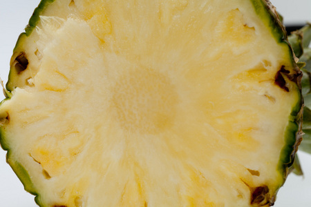 在白色背景上的新鲜切片菠萝