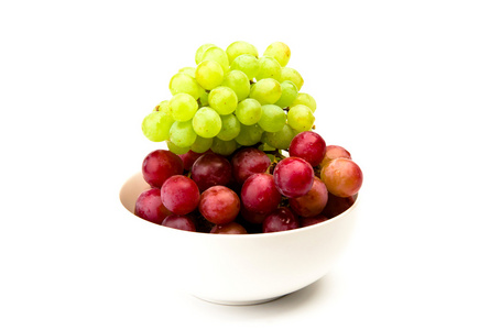 绿色和红色葡萄上白色隔离