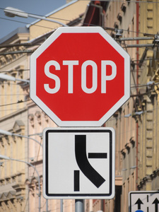 在危险的十字路口停止交通标志