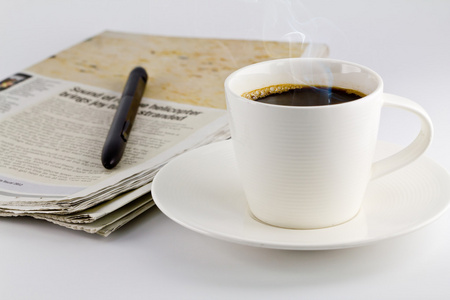 一杯咖啡和一份报纸图片